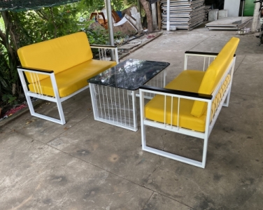 Cách làm sạch vết bẩn trên ghế sofa cafe