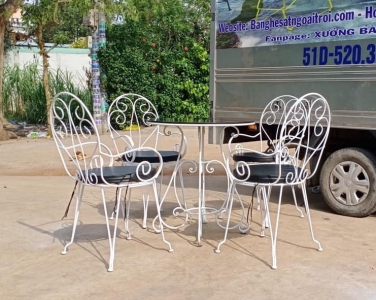 Những bộ bàn ghế sân vườn bằng sắt, thử ngay cho năm mới