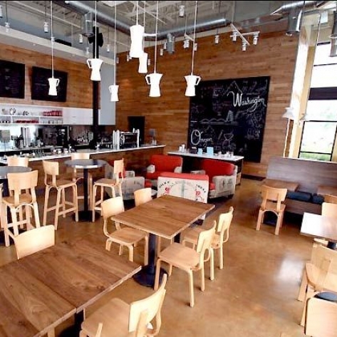 Kinh nghiệm sắp xếp bàn ghế cafe hợp lý trong không gian