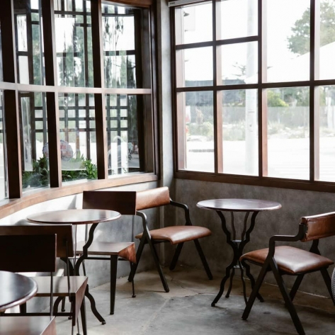 Mẹo sắp xếp bàn ghế cafe giúp thu hút khách hàng