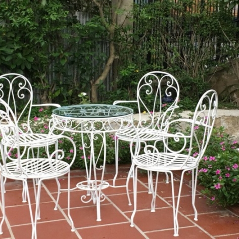 Vì sao nên chọn bàn ghế sân vườn sắt nghệ thuật?