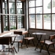 Mẹo sắp xếp bàn ghế cafe giúp thu hút khách hàng