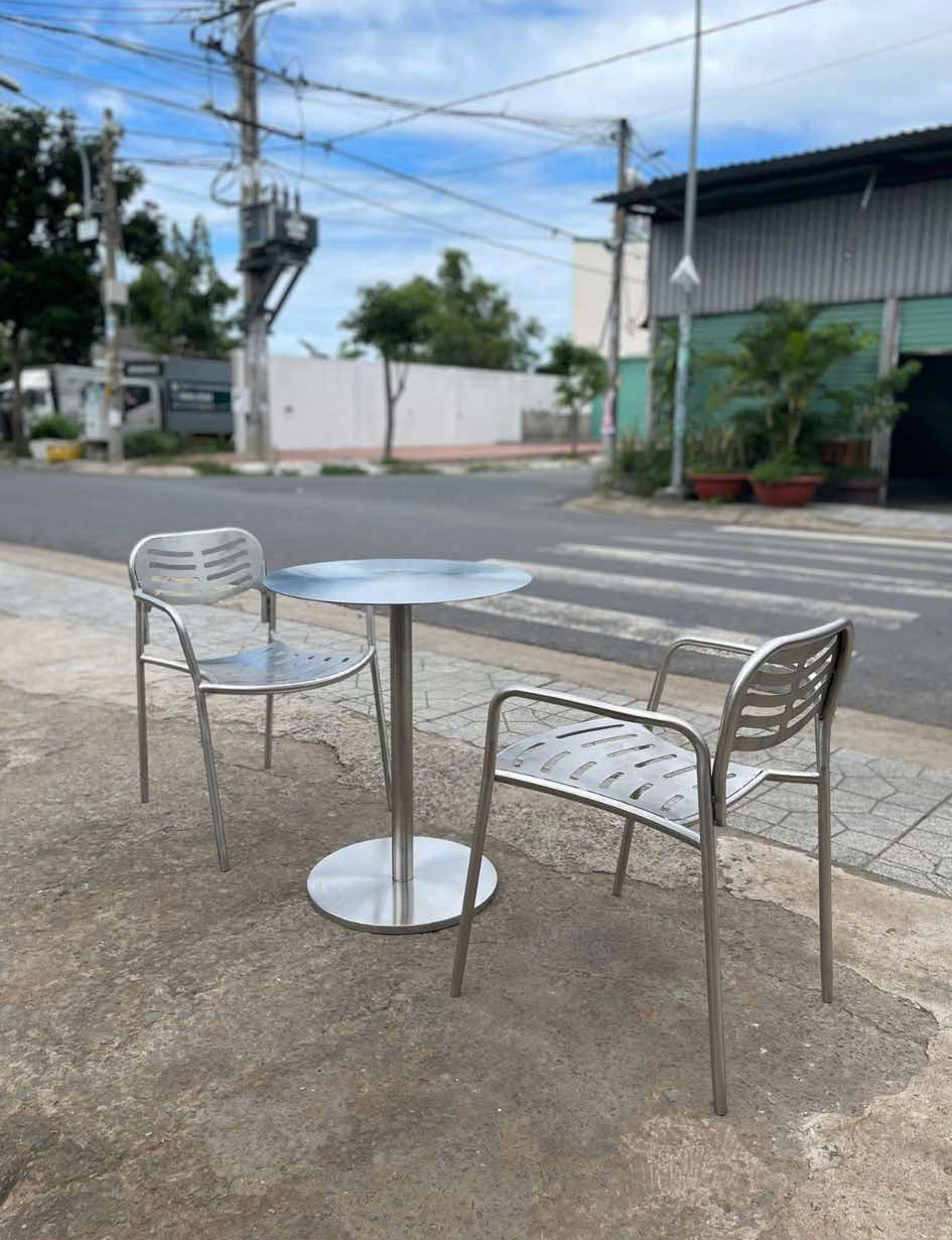 gia-cong-ban-ghe-ban-cong-sat-my-thuat