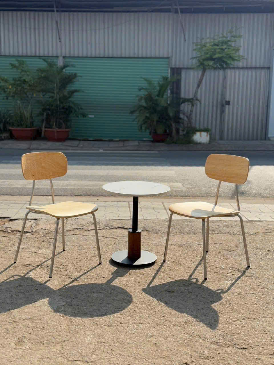 cach-chon-ban-ghe-cafe-san-vuon-ben-dep