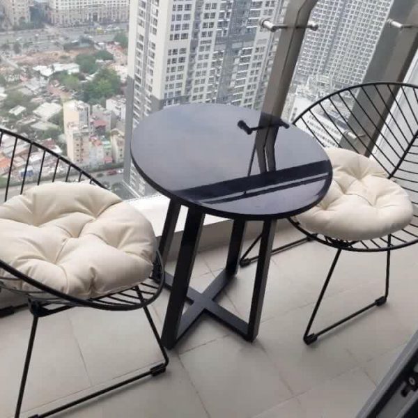 Bộ bàn ghế sắt mỹ thuật là sự kết hợp hoàn hảo giữa nghệ thuật và chức năng. Với thiết kế độc đáo, sản xuất thủ công và bằng chất liệu sắt cao cấp, bộ bàn ghế này sẽ là điểm nhấn cho không gian của bạn. Bạn có thể dùng để trang trí phòng khách, sân vườn hay phòng làm việc.