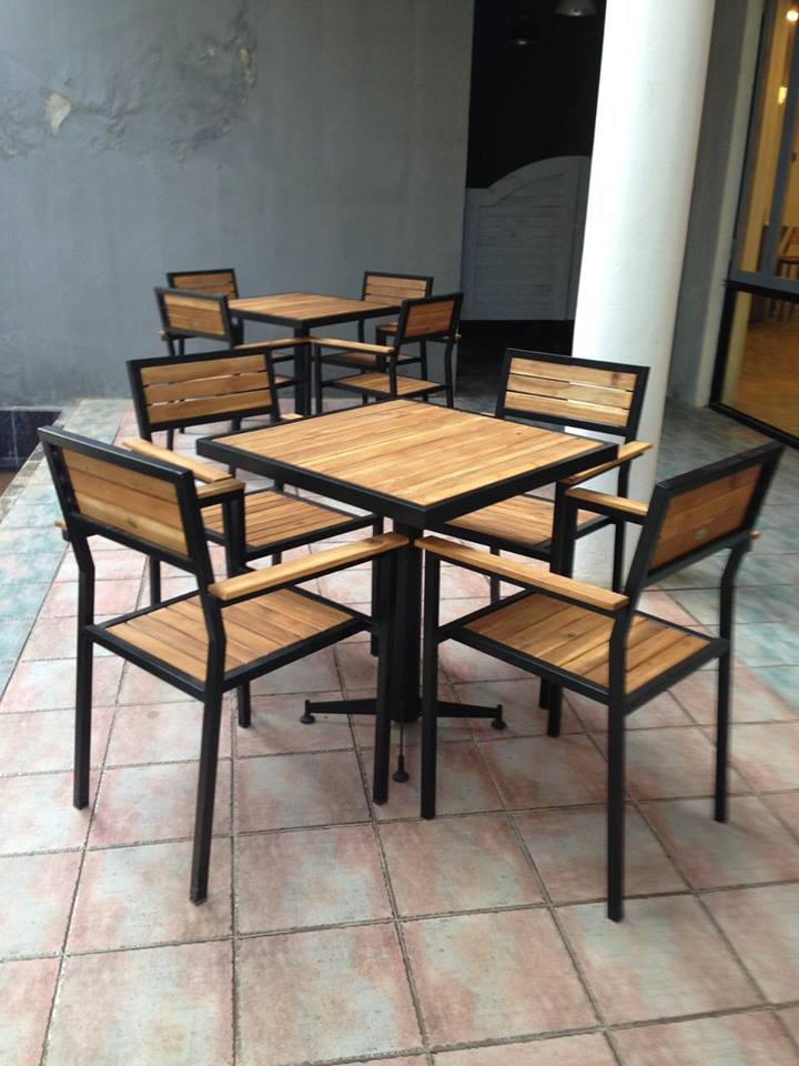 bàn ghế pallet chân sắt